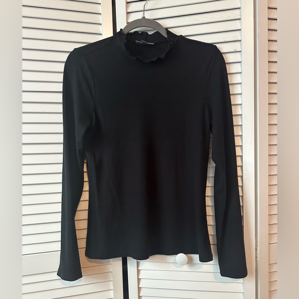 Black ribbed ruffle collar mock turtleneck from ModCloth. Medium. EUC.
